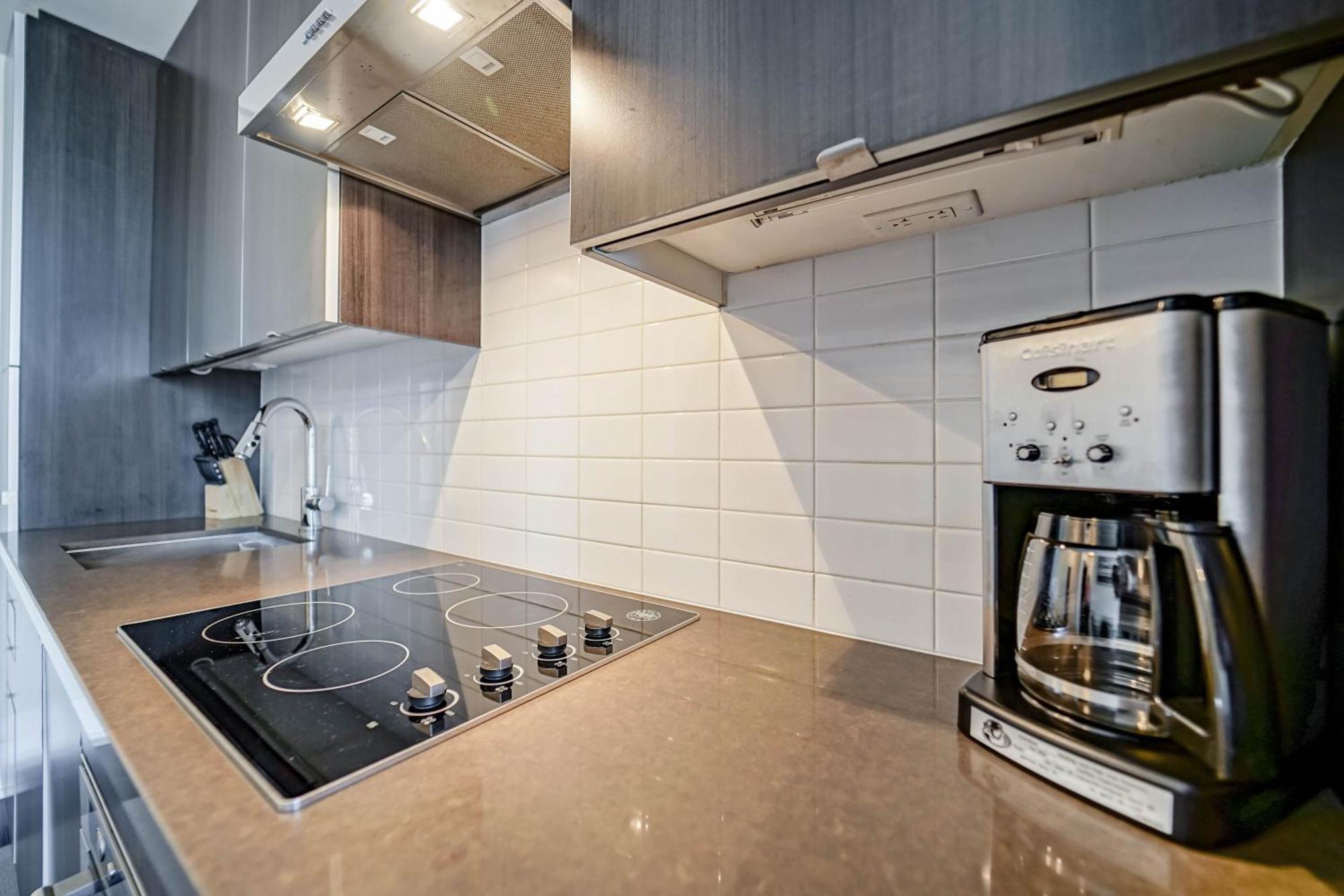 Chol Furnished Suites Heart Of Downtown Toronto, 2 Beds, Free Parking, Cn Tower View Exterior photo